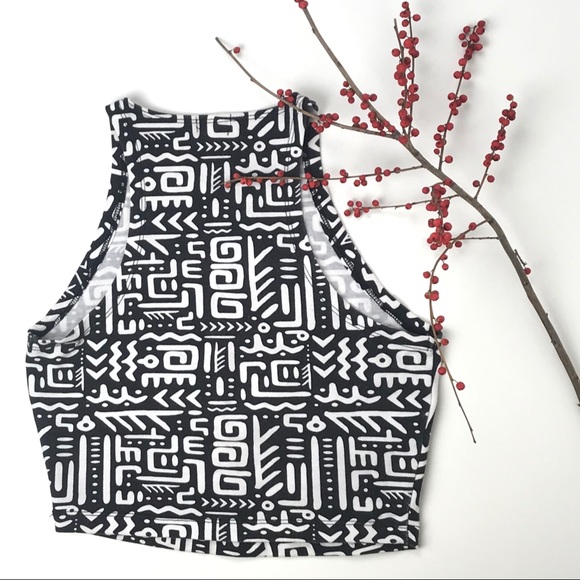3/$25 black and white geo print crop top - Picture 2 of 5